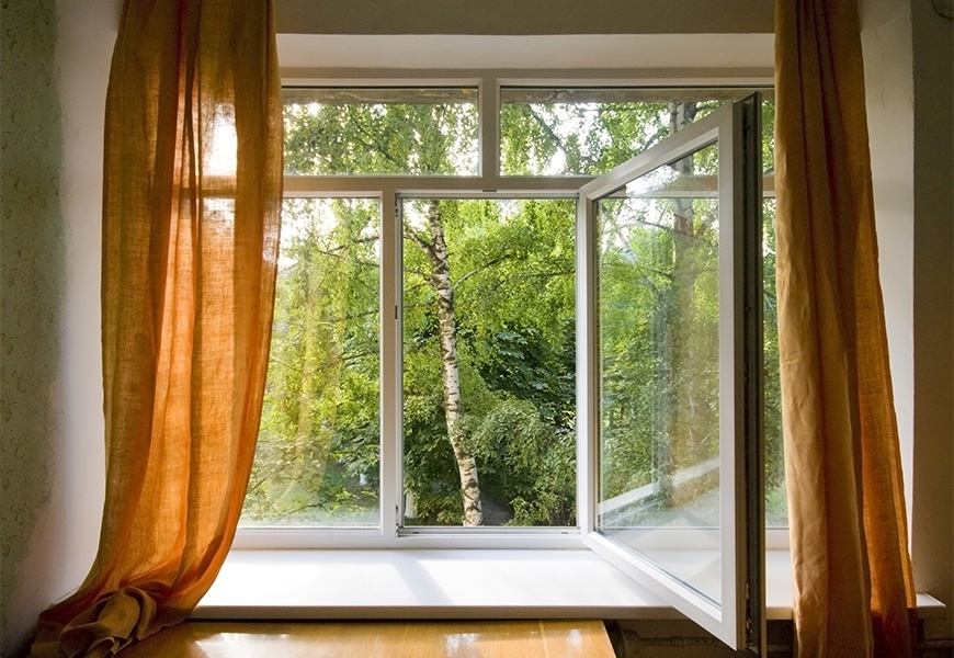 Большое трёхстворчатое окно с конструкцией для старых кирпичных зданий