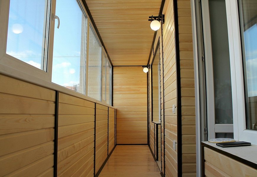 Тёплая лоджия ПВХ, система профиля REHAU, однокамерный мульти- функциональный стеклопакет, обшивка евровагонкой